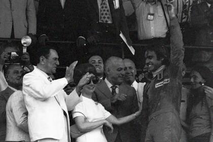 Medio litro de combustible lo privó de la primera victoria: el 13 de enero de 1974, Carlos Reutemann abandonó en el Gran Premio de la Argentina a falta de un giro, cuando marchaba puntero; Lole fue recibido en el palco por el presidente Juan Domingo Perón, que le regaló una lapicera, junto con Isabelita y López Rega