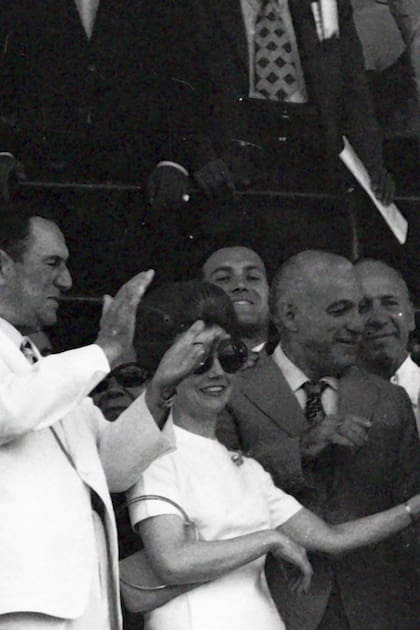 Aunque se le escapó la carrera en el final, Carlos Reutemann fue recibido por Juan Domingo Perón en el palco, junto con la vicepresidenta Isabel Perón y el ministro José López Rega