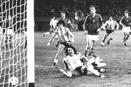 La Argentina tuvo un grupo inicial durísimo en 1978; empezó perdiendo con Hungría y Leopoldo Jacinto Luque, desde el piso, marcó el empate parcial; luego llegaría el 2-1 de Bertoni