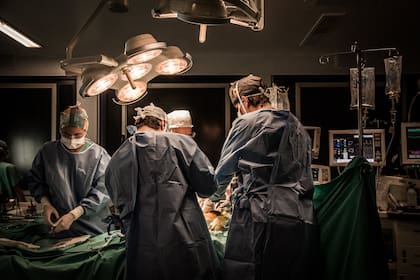1978 - Vocación: Con apenas 23 años se recibe de médico en la Universidad Nacional de La Plata y un año después ya estaba ejerciendo como cirujano.