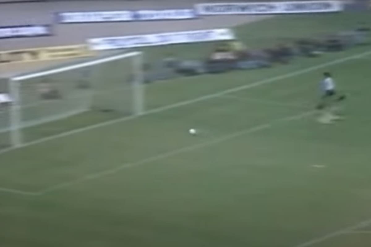 1980. Diego define antes de eludir al arquero inglés. La pelota se va apenas desviada. por consejo de Hugo, seis años después resolvería de otra manera y anotaría el mejor gol de todos los tiempos