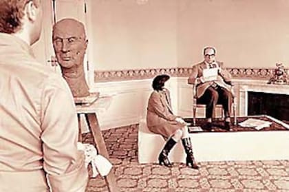 1980. El presidente François Mitterrand posa para el artista Daniel Druet. Danielle, como siempre, a su lado.