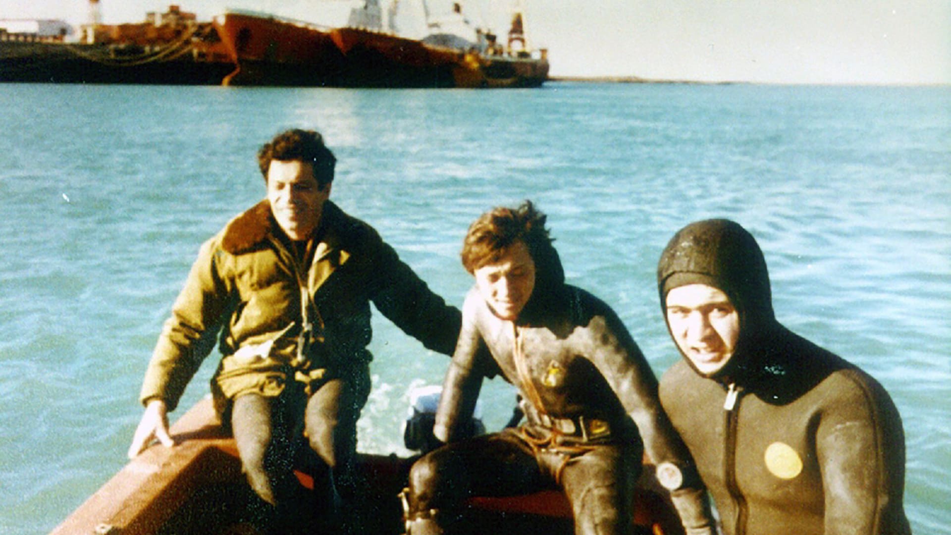 Omar Juanola, Marcos Oliva Day y Mario Brozoski con una de las valiosas vasijas de la Swift.