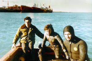 1982. Mario Puschel, Mario Brozoski y Marcelo Rosas. Rosas no volvió a sumergirse después de que hallaron la corbeta.