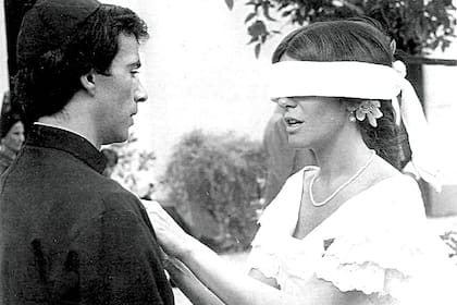 Imanol Arias y Susú Pecoraro, en Camila, la película de María Luisa Bemberg, de 1984