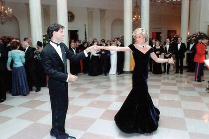 1985. Bailando llega el glamour. Con John Travolta en la Casa Blanca, en un modelo de terciopelo azul de Edelstein