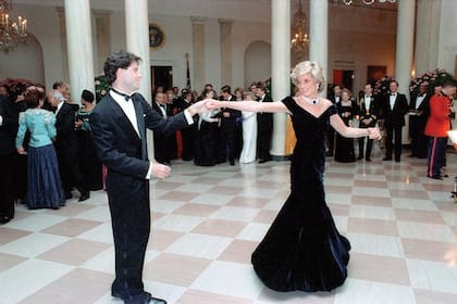 1985. Bailando llega el glamour. Con John Travolta en la Casa Blanca, en un modelo de terciopelo azul de Edelstein