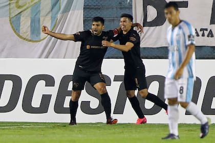 Silvio Romero festeja con Alan Velasco, quien lo asistió, el gol de cabeza de Independiente