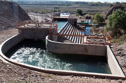 1% Energía hidráulica: es la que utiliza el movimiento del agua para generar electricidad, al hacer girar turbinas acopladas a generadores. Está segunda entre las fuentes renovables en cuanto a provisión de MW para la demanda eléctrica, pero tiene menos proyectos (14).