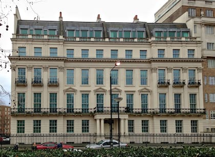 2-8a Rutland Gate tiene un espacio habitable más grande que un campo de fútbol.