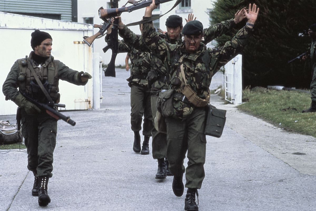 2 de abril de 1982. Una imagen histórica: la rendición británica en Puerto Stanley. (Foto de Rafael WOLLMANN / Gamma-Rapho a través de Getty Images)