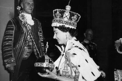 2 de junio de 1953. La reina, con el cetro y el orbe, se dispone a ir a Buckingham para encontrarse son su pueblo. En su cabeza, lleva la corona Imperial.