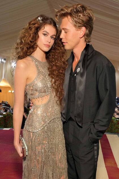 2 de mayo, la fecha elegida para caminar una alfombra roja por primera vez con su novia Kaia Gerber. La cita elegida fue la gala del Met.