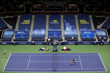 El estadio Arthur Ashe, el de mayor bullicio del tenis, durante el match nocturno del US Open entre Stefanos Tsitsipas y Maxime Cressy: el espectáculo es muy distinto.