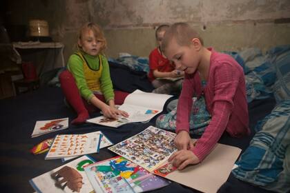 20-02-2015 Niños juegan con material distribuido por UNICEF en Donetsk POLITICA EUROPA UCRANIA INTERNACIONAL FILIPPOV/UNICEF