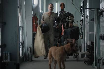 20-09-2021 Tom Hanks sobrevive al Apocalipsis con un perro y un robot en el tráiler de Finch, la película de Apple TV+ .  Tom Hanks es el último hombre en la Tierra en el tráiler de 'Finch', el regreso del director británico Miguel Sapochnik al cine. Una apocalíptica historia de supervivencia en la que el ganador del Oscar por 'Forrest Gump' y 'Philadelphia' crea un robot para proteger a su perro Goodyear. El filme llegará a Apple TV+ el 5 de noviembre.  CULTURA APPLE TV+