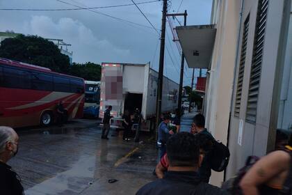 20-11-2021 Imagen de uno de los dos camiones en los que este sábado se han interceptado 600 migrantes en México.  Las autoridades mexicanas han informado este sábado del hallazgo de 600 personas migrantes que viajaban a bordo de dos camiones en el estado de Veracruz.  POLITICA INSTITUTO NACIONAL DE MIGRACIÓN DE MÉXICO