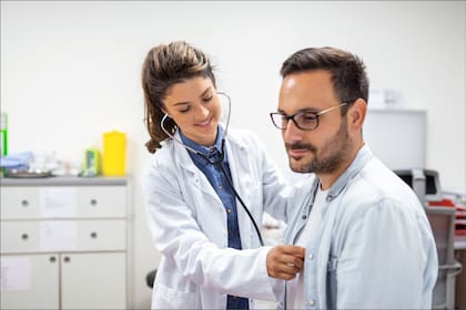 20 asociaciones médicas aseguran que el 64% de los doctores extranjeros ejercen en áreas rurales o con escasez de profesionales de la salud