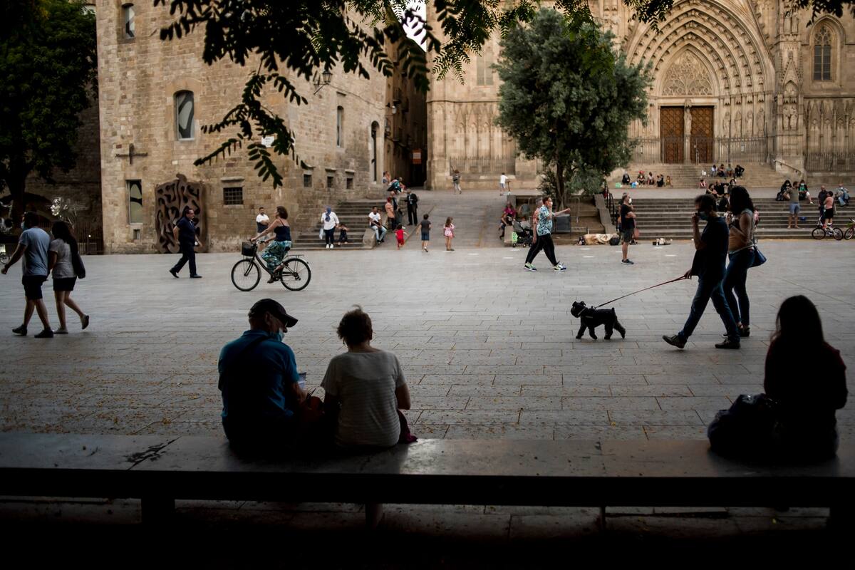 20 de junio de 2020, España, Barcelona: la gente camina en la plaza de la catedral en el barrio gótico de la ciudad de Barcelona después de que se les permitiera moverse libremente nuevamente ya que España ya no está en una emergencia de coronavirus