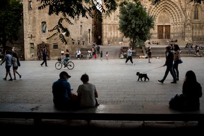20 de junio de 2020, España, Barcelona: la gente camina en la plaza de la catedral en el barrio gótico de la ciudad de Barcelona después de que se les permitiera moverse libremente nuevamente ya que España ya no está en una emergencia de coronavirus