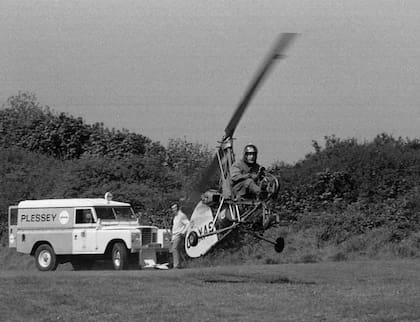 20 de mayo de 1975: el comandante de ala Wallis aterriza su autogiro Wallis durante la búsqueda policial del desaparecido Lord Lucan
