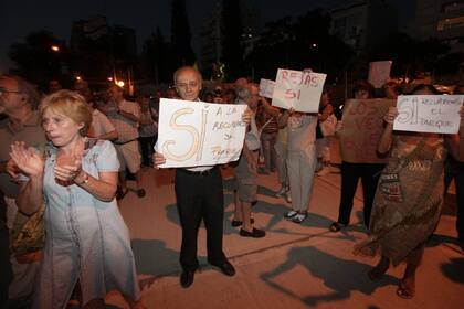 20.00 Los vecinos agrupados en la Asociación Civil Vecinos Parque del Centenario se reunieron en Patricias Argentinas al 200 para defender la iniciativa oficial