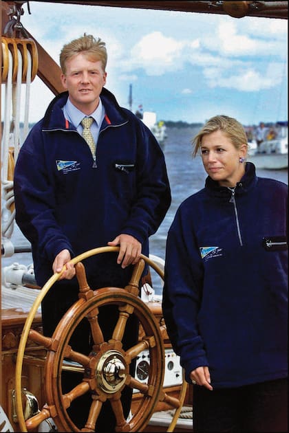 2001, allá lejos y hace tiempo. El entonces príncipe heredero llega de visita a Sneek, con Máxima, su prometida como tripulante de lujo