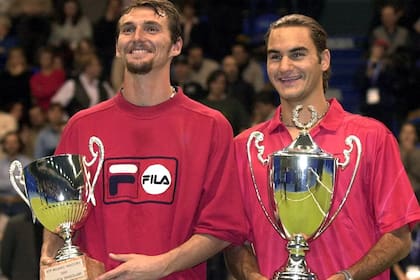 Federer con el trofeo ganado en Milán 2001, su primer título oficial: tenía 19 años y era el 27° del mundo