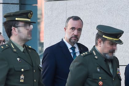 20/02/2024 El ex secretario de Estado de Seguridad Francisco Martínez (c) a su llegada a un juicio a la sede de la Audiencia Nacional de Génova, a 20 de febrero de 2024, en Madrid (España). El juez de la Audiencia Nacional que investiga las supuestas presiones al extesorero del Partido Popular Luis Bárcenas y a su exabogado Javier Gómez de Liaño toma declaración hoy en calidad de imputados al que fuera 'número dos' de Interior Francisco Martínez y al que fuera Director Adjunto Operativo (DAO) de la Policía Nacional Eugenio Pino. Esta investigación se enmarca en la pieza separada número 36 del 'caso Villarejo', que se abrió para investigar las presuntas presiones ejercidas sobre Bárcenas y el exmagistrado para que no se publicaran informaciones sobre el PP vinculadas a la trama 'Gürtel'. POLITICA Gustavo Valiente - Europa Press