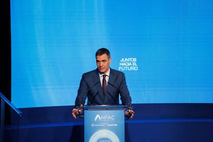 20/02/2024 El presidente del Gobierno, Pedro Sánchez, durante la clausura de la IV edición del Foro ANFAC ‘Juntos hacia el futuro’, a 20 de febrero de 2024, en Madrid (España). La Asociación Española de Fabricantes de Automóviles y Camiones (ANFAC), con la colaboración de Grant Thornton y MAPFRE, celebra la cuarta edición del Foro ANFAC, bajo el lema ‘Juntos hacia el futuro’. El evento se establece como punto de referencia para debatir sobre el futuro de la movilidad en España en un momento decisivo para la industria de la automoción. Cada año, ANFAC reúne a los máximos actores de la automoción española, así como de otros sectores relevantes en el nuevo ecosistema de la movilidad del futuro como el energético, componentes, telecomunicaciones, seguros o banca, entre otros. DEPORTES Alejandro Martínez Vélez - Europa Press