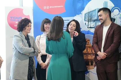 20/02/2024 La actriz Vicky Luengo conversa con la reina Letizia en el acto de la Fundación Princesa de Girona en Salamanca. La actriz Vicky Luengo ha ganado el Premio Princesa de Girona Arte 2024, un reconocimiento que ha conocido en persona dentro del acto central del Tour del Talento, que ha presidido la reina Letizia en Salamanca. CULTURA MANUEL ÁNGEL LAYA-EUROPA PRESS