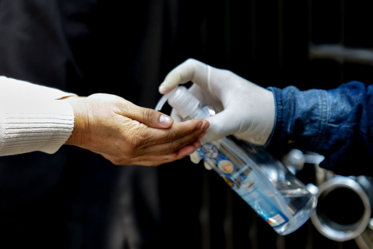 (200317) -- CIUDAD DE MEXICO, 17 marzo, 2020 (Xinhua) -- Personal de seguridad ofrece gel antibacterial a una persona como medida de prevención contra el nuevo coronavirus (COVID-19) en la entrada del Senado de la República, en la Ciudad de México, capital de México, el 17 de marzo de 2020. El ministro de Seguridad y Protección Ciudadana de México, Alfonso Durazo Montaño, informó el martes que en México no es momento para que cierre sus fronteras como lo han hecho ya varios países para frenar la expansión de la COVID-19. (Xinhua/Francisco Cañedo) (fc) (ra) (ce)