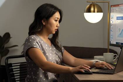 20/03/2024 Una usuaria con la aplicación Microsoft Power Point en la pantalla del ordenador POLITICA INVESTIGACIÓN Y TECNOLOGÍA MICROSOFT OFFICE