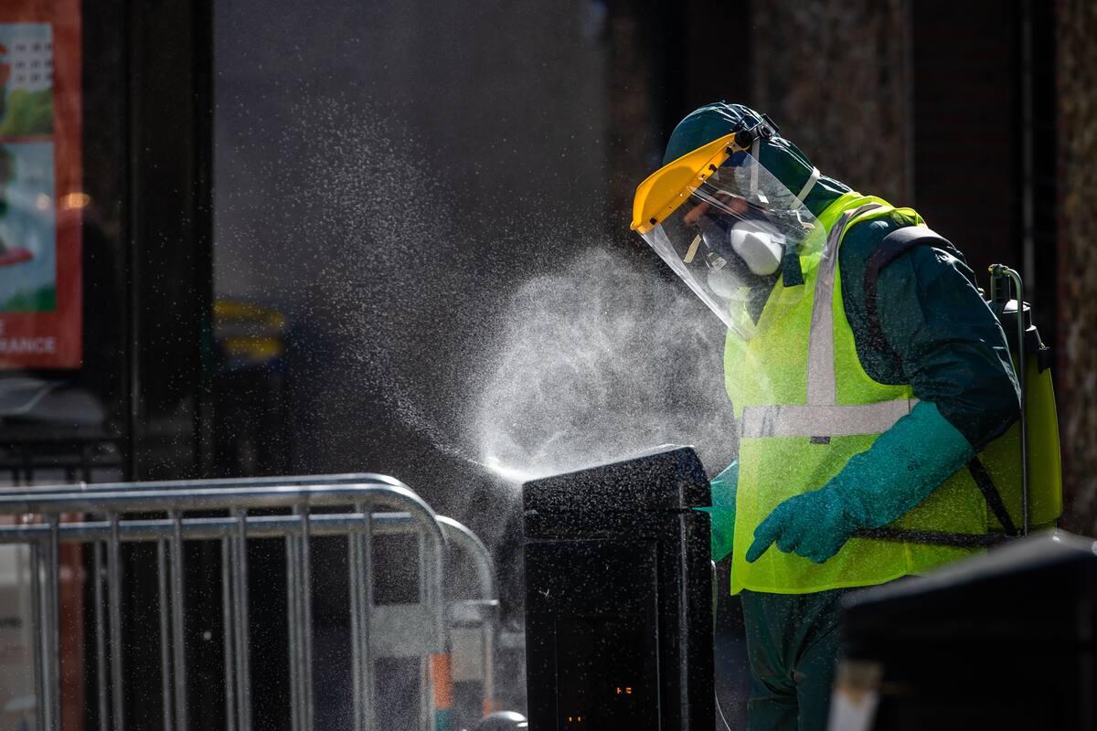 (200330) -- NEUILLY-PLAISANCE, 30 marzo, 2020 (Xinhua) -- Un trabajador realiza una operación de desinfección en una calle en el centro de la ciudad de Neuilly-Plaisance, Francia, el 30 de marzo de 2020. El primer ministro francés, Edouard Philippe, dijo el sábado que el combate para contener la rápida circulación de la epidemia de coronavirus "acaba de comenzar" mientras el gobierno estaba redoblando un "esfuerzo intenso a largo plazo." (Xinhua/Aurelien Morissard) (eb) (vf)