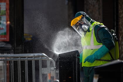 (200330) -- NEUILLY-PLAISANCE, 30 marzo, 2020 (Xinhua) -- Un trabajador realiza una operación de desinfección en una calle en el centro de la ciudad de Neuilly-Plaisance, Francia, el 30 de marzo de 2020. El primer ministro francés, Edouard Philippe, dijo el sábado que el combate para contener la rápida circulación de la epidemia de coronavirus "acaba de comenzar" mientras el gobierno estaba redoblando un "esfuerzo intenso a largo plazo." (Xinhua/Aurelien Morissard) (eb) (vf)