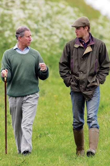 2004. Un momento compartido entre padre e hijo durante un tranquilo paseo por Duchy Home Farm. La finca forma parte de Highgrove House.