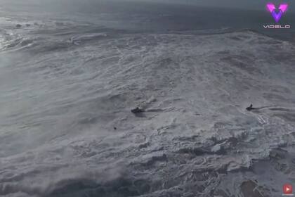 20/04/2022 Dron capta el momento en que un surfista es arrastrado por una enorme ola SOCIEDAD YOUTUBE - VIDELO