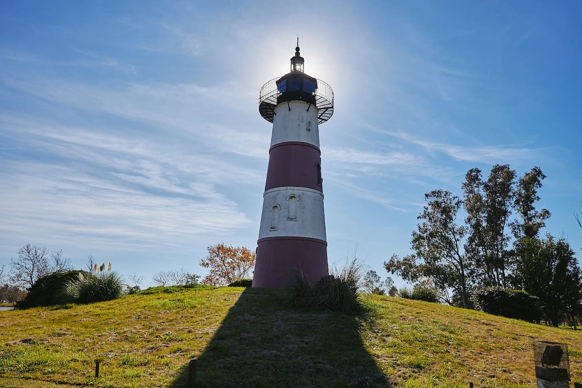 La curiosa historia de la ciudad bonaerense que tiene un faro, pero está a 700 kilómetros del mar