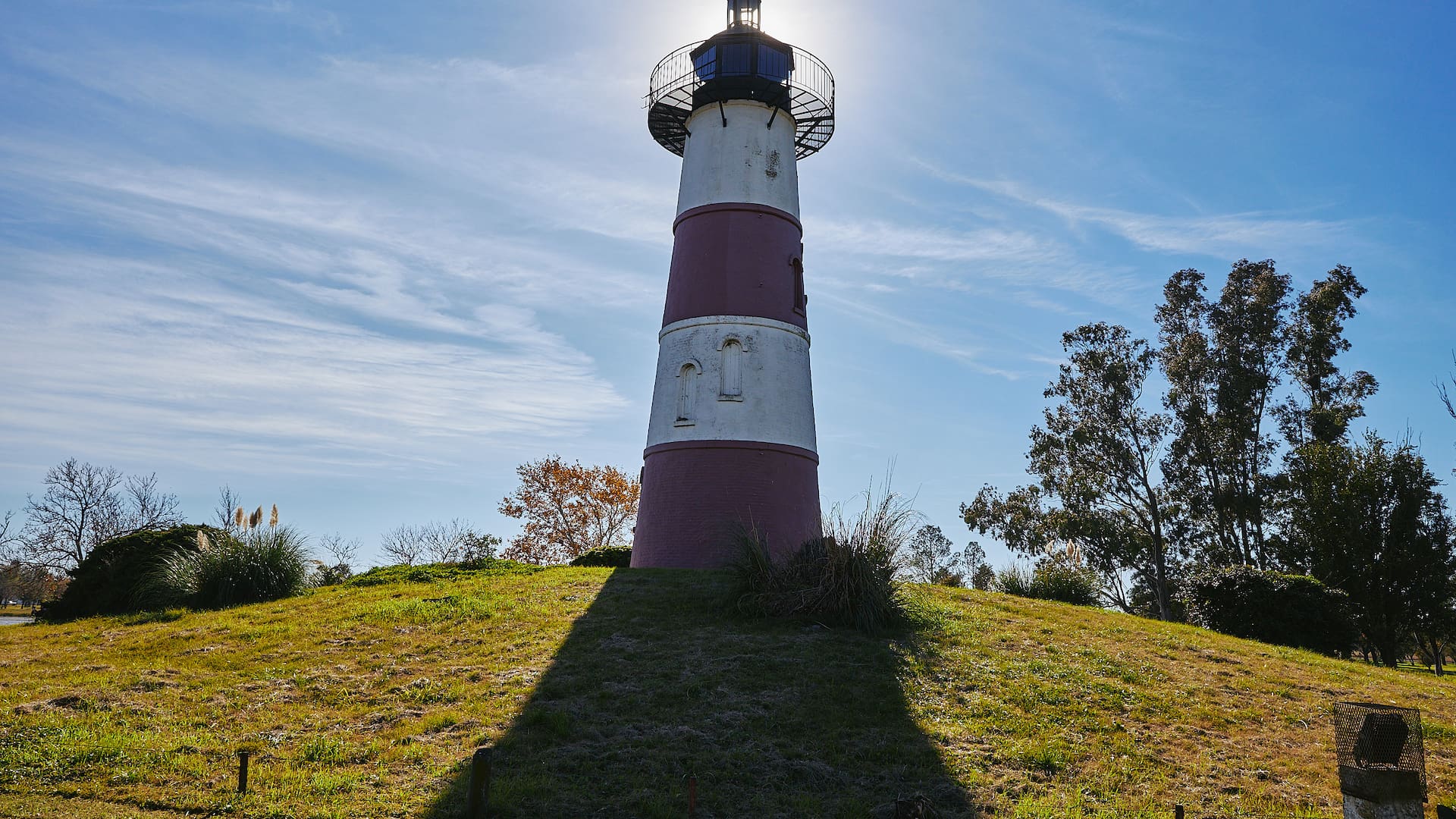 La curiosa historia de la ciudad bonaerense que tiene un faro, pero está a 700 kilómetros del mar