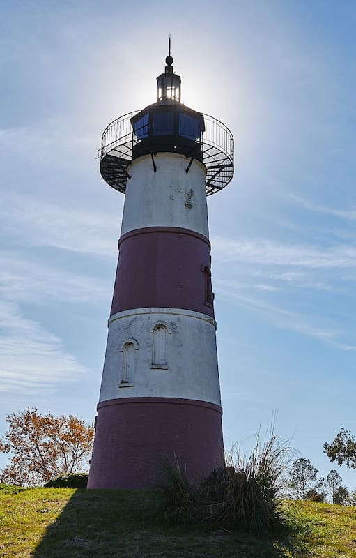 La curiosa historia de la ciudad bonaerense que tiene un faro, pero está a 700 kilómetros del mar