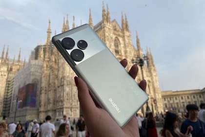 20/06/2024 El nuevo 'smartphone' realme GT 6. POLITICA