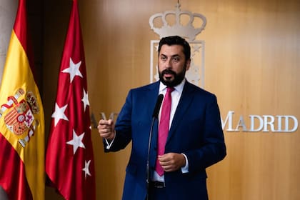 20/06/2024 El portavoz del Partido Popular en la Asamblea de Madrid, Carlos Díaz-Pache, ofrece una rueda de prensa durante un pleno en la Asamblea de Madrid, a 20 de junio de 2024, en Madrid (España). La Asamblea de Madrid acoge hoy el Pleno que aprobará la ley para transformar oficinas en viviendas y que pondrá el broche final a la actividad parlamentaria de la Cámara que cerrará sus puertas hasta septiembre. Además, durante las comparecencias, se informa sobre las políticas llevadas a cabo por su área para proteger los derechos de las personas LGTBI. POLITICA Carlos Luján - Europa Press