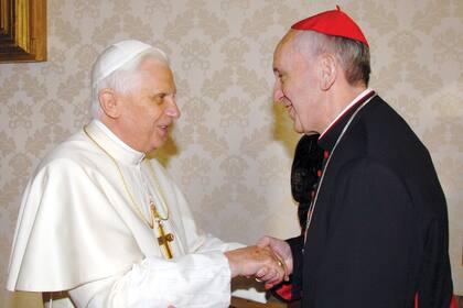 2007: En el Vaticano, el papa Benedicto XVI saluda al entonces arzobispo de Buenos Aires, Jorge Mario Bergoglio