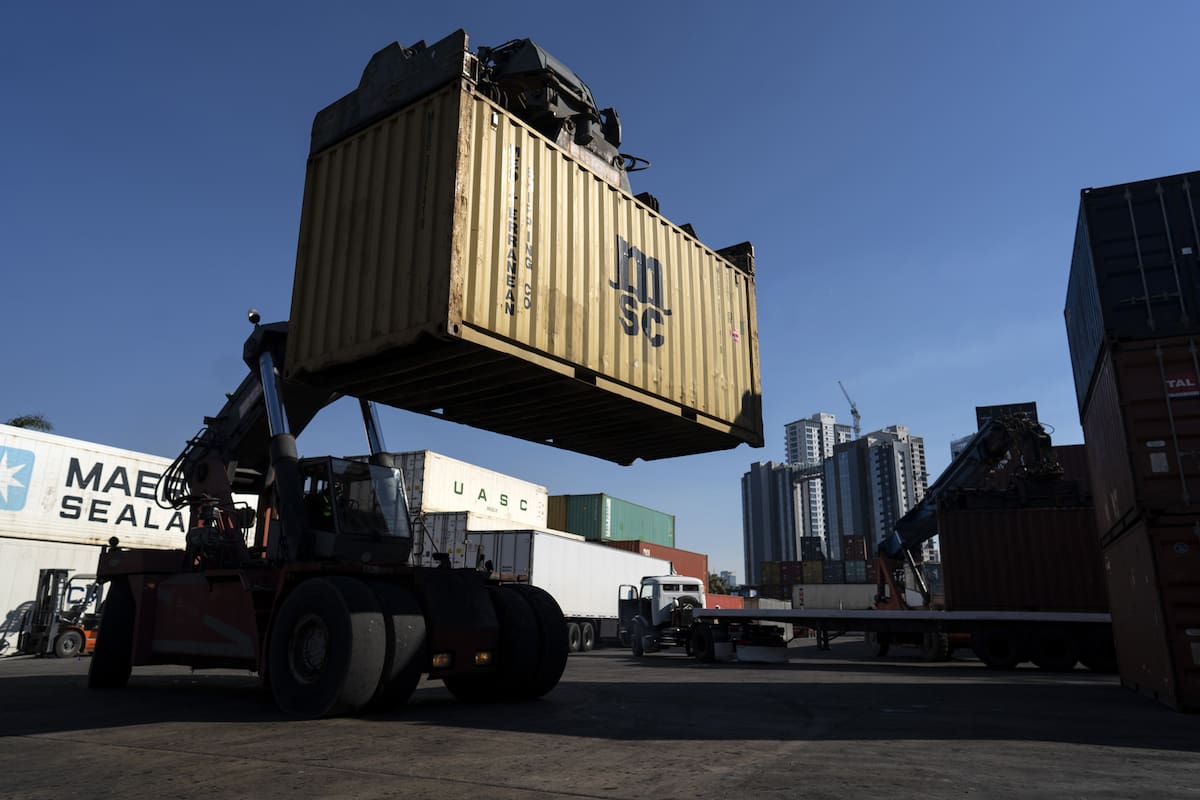 (200715) -- BUENOS AIRES, 15 julio, 2020 (Xinhua) -- Un trabajador manipula una grúa de contenedores en el depósito de frutas frescas ?Capitán Cortes?, en la ciudad de Buenos Aires, capital de Argentina, el 15 de julio de 2020. Los estrictos protocolos que adoptó Argentina en materia de sanidad y calidad animal, vegetal y de los alimentos durante la pandemia de la enfermedad causada por el nuevo coronavirus (COVID-19) permitieron al país austral mantener y profundizar su importante rol agroexportador a nivel internacional. (Xinhua/Martín Zabala) (mz) (ra) (da) (dp)