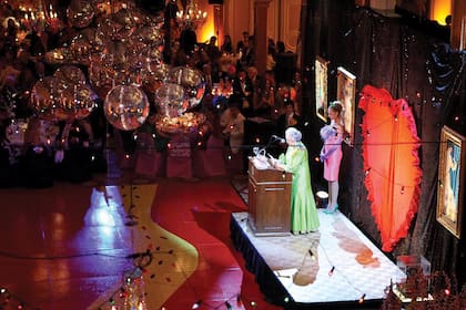 2008, La Noche Pop. Las galas temáticas son una de las formas con que Amigos del Bellas Artes solventa los cursos educativos (desde la pandemia son online), difunden la colección permanente y las exposiciones temporarias, compran obras y contribuyen con el mantenimiento y mejoras del museo. El año pasado hicieron un evento virtual.