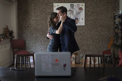 Juan Pablo Güerri y Natalia Fossati, profesores de tango, imparten una clase remota desde Buenos Aires Martín Zabala