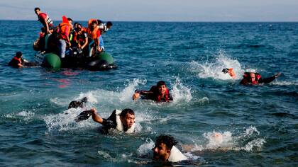 20/09. Inmigrantes cuyo bote se rompió entre Turquía y Grecia nadan para llegar a la isla de Lebos. En Irak un país casi sin mar, los comercios venden chalecos salvavidas