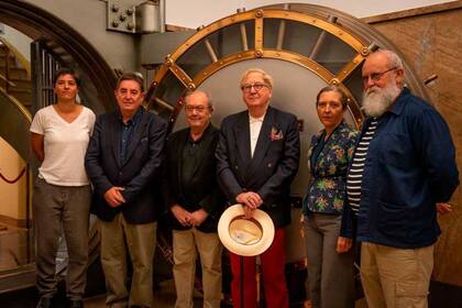 20/09/2023 Desde la izda. Ariadna G. García, poeta; Luis García Montero, director del Instituto Cervantes; Ángel Yanguas, sobrino nieto de Luis Cernuda; Antonio de Villena, poeta; y Ana y Luis, sobrinos nietos del poeta de la Generación del 27 EUROPA ESPAÑA CULTURA INSTITUTO CERVANTES