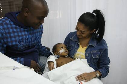 (2010) Fernando Cox, Osiris Molina y Facundo, de 10 meses, sonríen tras la exitosa intervención en la Fundación Favoloro