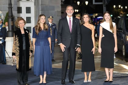 20/10/2023 La Reina Sofía, la Princesa Leonor, el Rey Felipe, la Reina Letizia y la Infanta Sofía a su salida a la entrega de los ‘Premios Princesa de Asturias 2023', a 20 de octubre de 2023 POLITICA EUROPA ESPAÑA SOCIEDAD